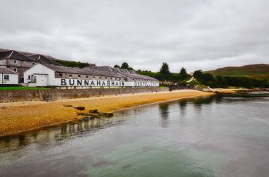 Islay, İngiltere - 26 Ağustos 2013: Bunnahabhain damıtma makinaları için 