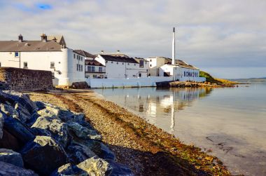 Islay, İngiltere - 25 Ağustos 2013: Bowmore damıtım doğal görünümünü