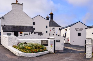 Islay, İngiltere - 26 Ağustos 2013: giriş Bowmore damıtım için
