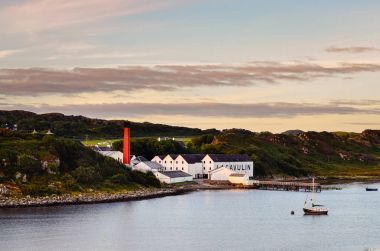 Islay, İngiltere - 25 Ağustos 2013: Lagavulin damıtım fabrika