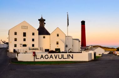 Islay, İngiltere - 25 Ağustos 2013: Lagavulin damıtım fabrika