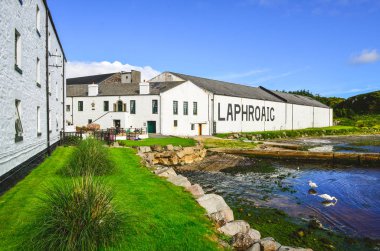 Islay, İngiltere - 25 Ağustos 2013: Laphroaig damıtım fabrika