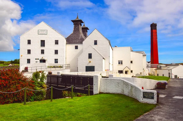 Islay, Wielka Brytania - 25 sierpnia 2013: Lagavulin gorzelni fabryki — Zdjęcie stockowe