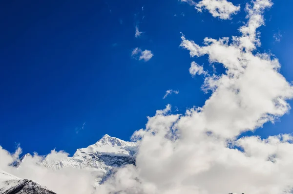 Himalaya pico de montaña con nubes y cielo azul profundo, Nepal — Foto de Stock