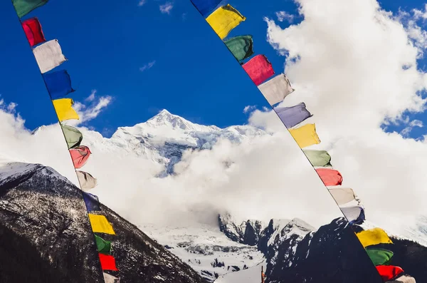 Горная вершина Гималаев и разноцветные флаги Непала, Непал — стоковое фото