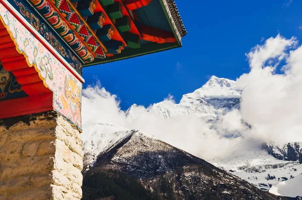 Himalaya pico de montaña y techo colorido templo budista, Nepal — Foto de Stock