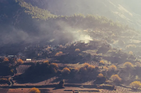 Himalaya bergdorp lagere Pisang, Nepal — Stockfoto