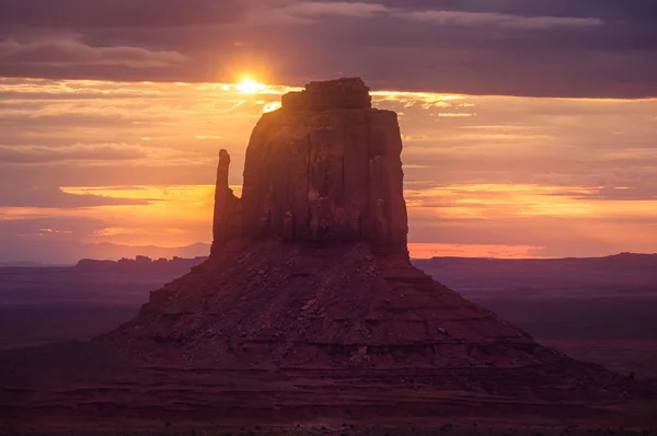 Piękny wschód słońca krajobraz w Monument valley park narodowy — Zdjęcie stockowe