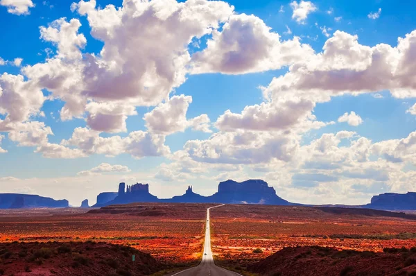 Scenic view of road and Monument valley landscape — Stock Photo, Image