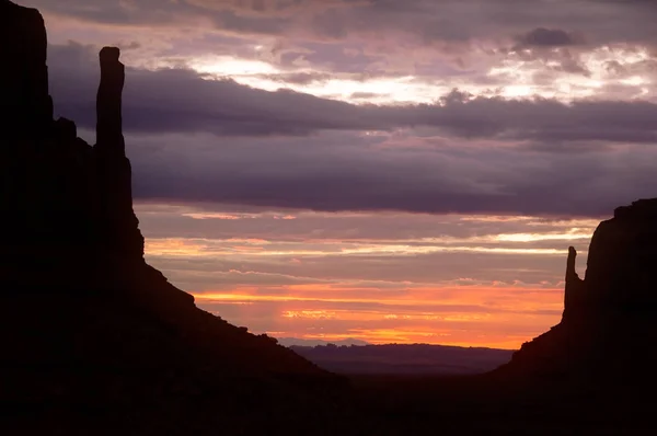 Wschód słońca kolorowy krajobraz w Monument valley sylwetka buttes — Zdjęcie stockowe