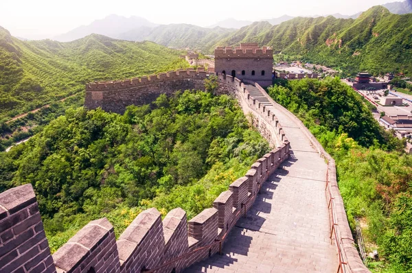 Vue panoramique de la Grande Muraille de Chine pendant la journée ensoleillée — Photo