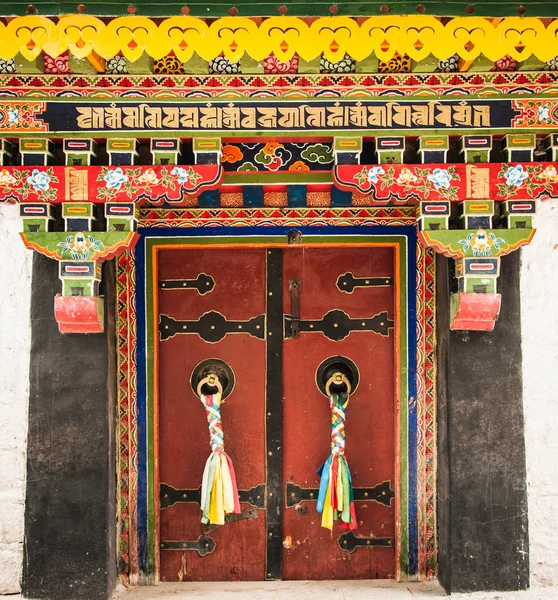 Kolorowe drzwi do klasztoru Norbulinka, Dalailama w letniej rezydencji — Zdjęcie stockowe