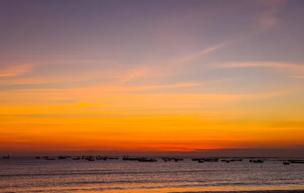 Puesta de sol de paisajes marinos coloridos con barcos de pesca, Bali — Foto de Stock