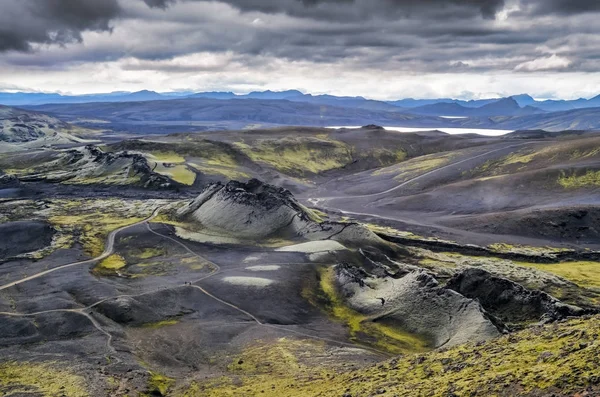 Krajobraz wulkaniczny z górami i kraterami wulkanicznymi, Islandia — Zdjęcie stockowe