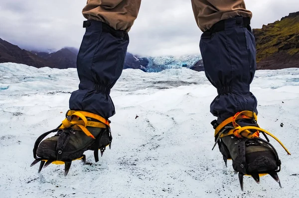 Bergsteigerfüße mit Steigeisen auf dem gefrorenen Gletscher, vatnajokull — Stockfoto