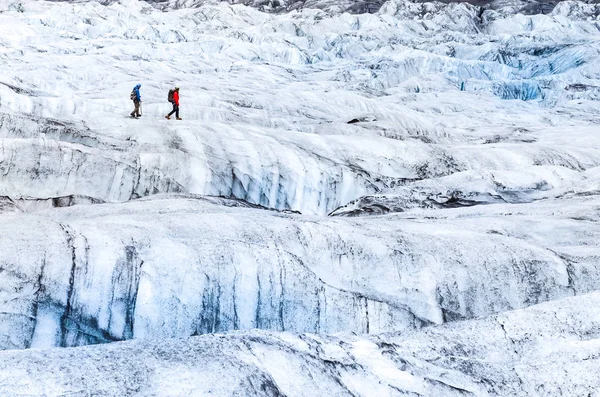 Dos personas trekking sobre hielo glaciar Vatnajokull —  Fotos de Stock