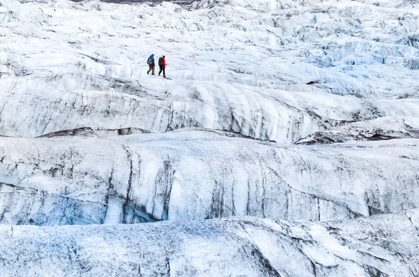 Detail view of two trekkers walking on the glacier, Vatnajokull — Stock Photo, Image