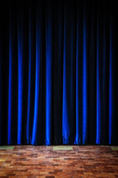 多彩的蓝色舞台窗帘和瓷砖的地板 — 图库照片