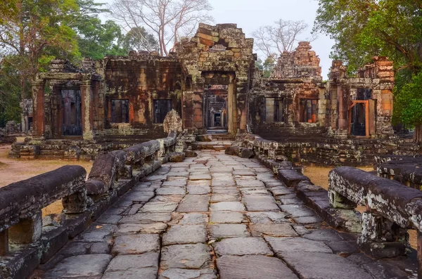 Texturierte Steinstraße und antike Tempelruinen in Angkor Wat — Stockfoto