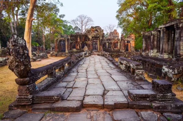 Zvětralé kamenné silnici a ruiny starověkého chrámu v Angkor Wat — Stock fotografie