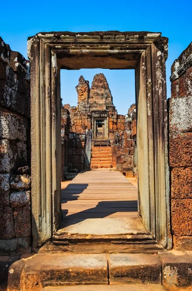 苦痛ワットで古代の石造りの寺院の入り口のドアの詳細 — ストック写真