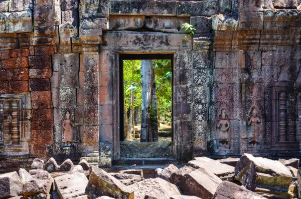 アンコールの古代寺院の織り目加工の壁やドア、詳細 — ストック写真