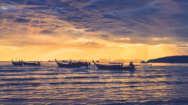 Costa del océano nublado colorido atardecer con barcos de pesca — Foto de Stock