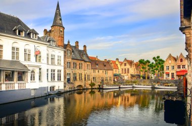 Ünlü su kanalı ile renkli evler ve tekneler Bruges, Belçika