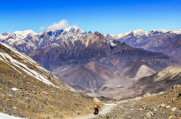 Ciclista Montaña Himalaya Paisaje Montañas Nepal — Foto de Stock