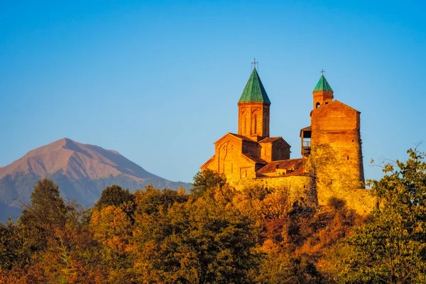 Gürcistan: Kakheti bölgedeki Gremi kalesi renkli gün batımı görünümü