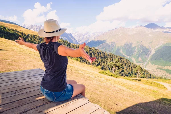 Žena Roztaženýma Rukama Obdivovat Krásné Horské Krajiny Svaneti Národní Park — Stock fotografie