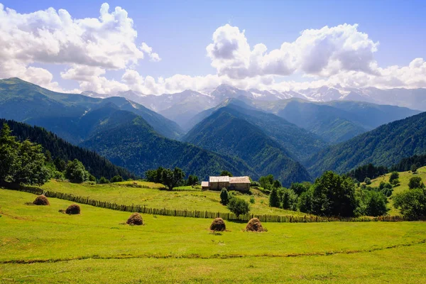 Vista Paisagem Montanhas Prados Casa Campo Parque Nacional Svaneti País — Fotografia de Stock