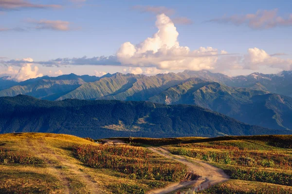 Cordillera Vista Del Paisaje Con Hermosas Nubes Puesta Sol Svaneti —  Fotos de Stock