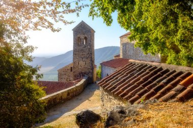 Rüya gibi güneş ışığı, Gürcistan ülke içinde Nekresi manastır doğal görünümü
