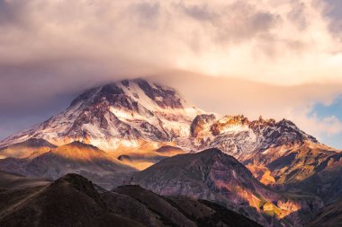 Manzaralı Mt Kazbeg ve Tsminda Sameba Kilisesi, Kafkas Dağları, ülke Gürcistan