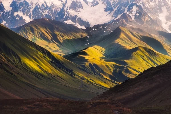 Gyönyörű Napfelkelte Hegyek Rétek Ushguli Svaneti Nemzeti Park Ország Georgia — Stock Fotó