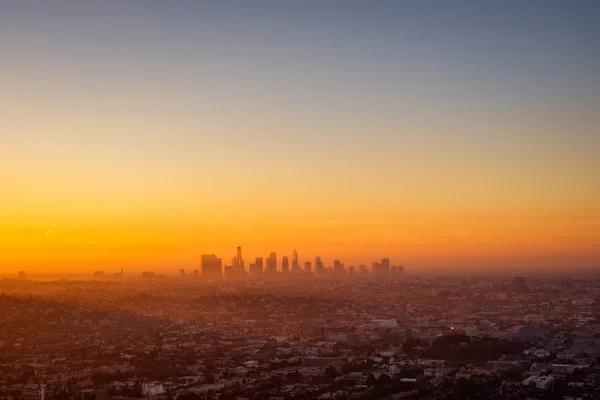 A paisagem urbana de Los Angeles vista do observatório Griffith ao nascer do sol — Fotografia de Stock