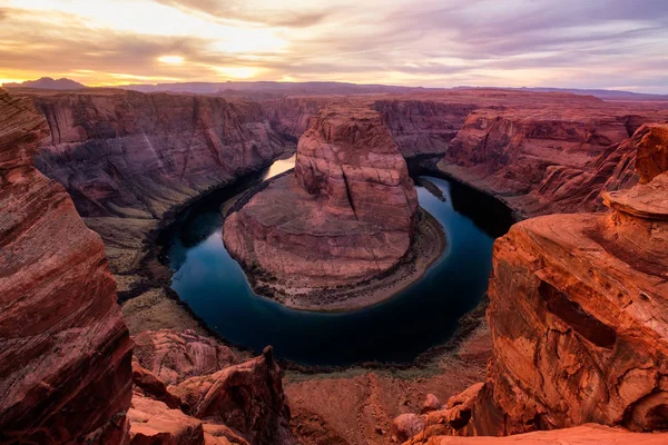 Pohled na západ slunce krajina Horseshoe bend a řeka Colorado — Stock fotografie