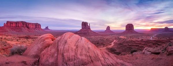 Panoramic landscape view of Monument valley at sunrise — Stock Photo, Image