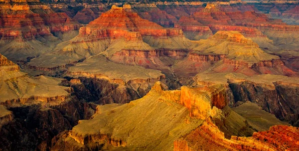 Grand canyon na šířku detailní pohled s tmavě kontrast a barvy — Stock fotografie