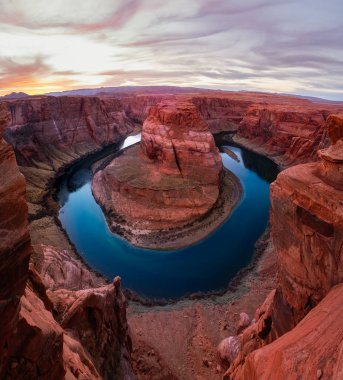 Gün batımında at nalı bend ve Colorado Nehri manzaralı