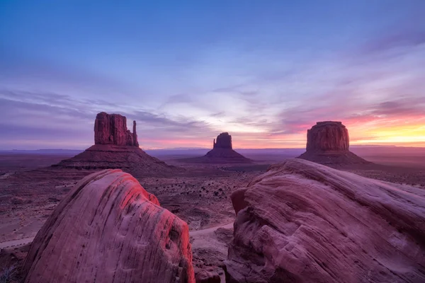 Kleurrijke sunrise landschap bekijken van Monument valley nationaal park Stockafbeelding