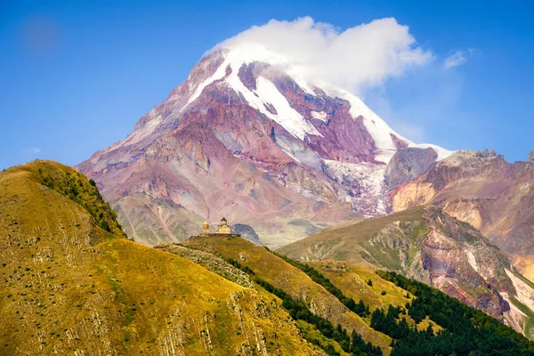 Widok krajobrazu z góry Kazbeg i Cminda sameba Kościoła, Geo — Zdjęcie stockowe