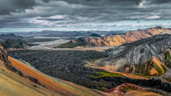 Landmannalaugar, İzlanda, Avrupa'nın lav akışı ile renkli volkanik manzara — Stok fotoğraf