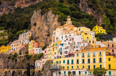 Şehirde Amalfi, İtalya renkli evlerin doğal görünümü