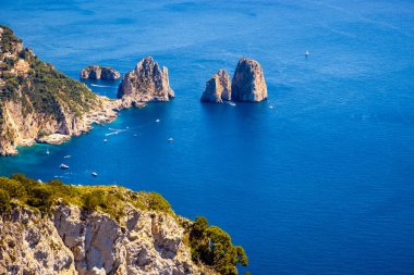 Manzaralı kayalık okyanus kıyı şeridi Capri, İtalya