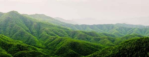 Пейзажний вид красивих зелених пагорбів і гір, М'янма — стокове фото