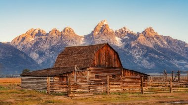Manzaralı Grand Teton mountain Aralık ve terk edilmiş ahır, ABD