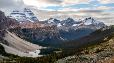 Vahşi dağ manzaralı, Banff national park, Kanada
