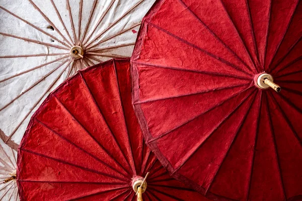 Ombrello di carta e bambù di colore rosso e bianco — Foto Stock